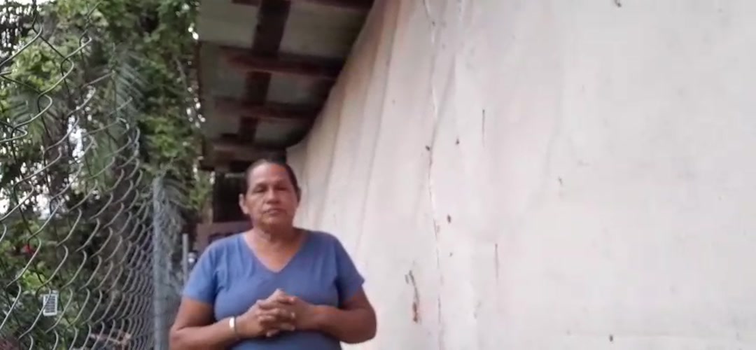 Yesenia muestra la vivienda donde vive con su familia