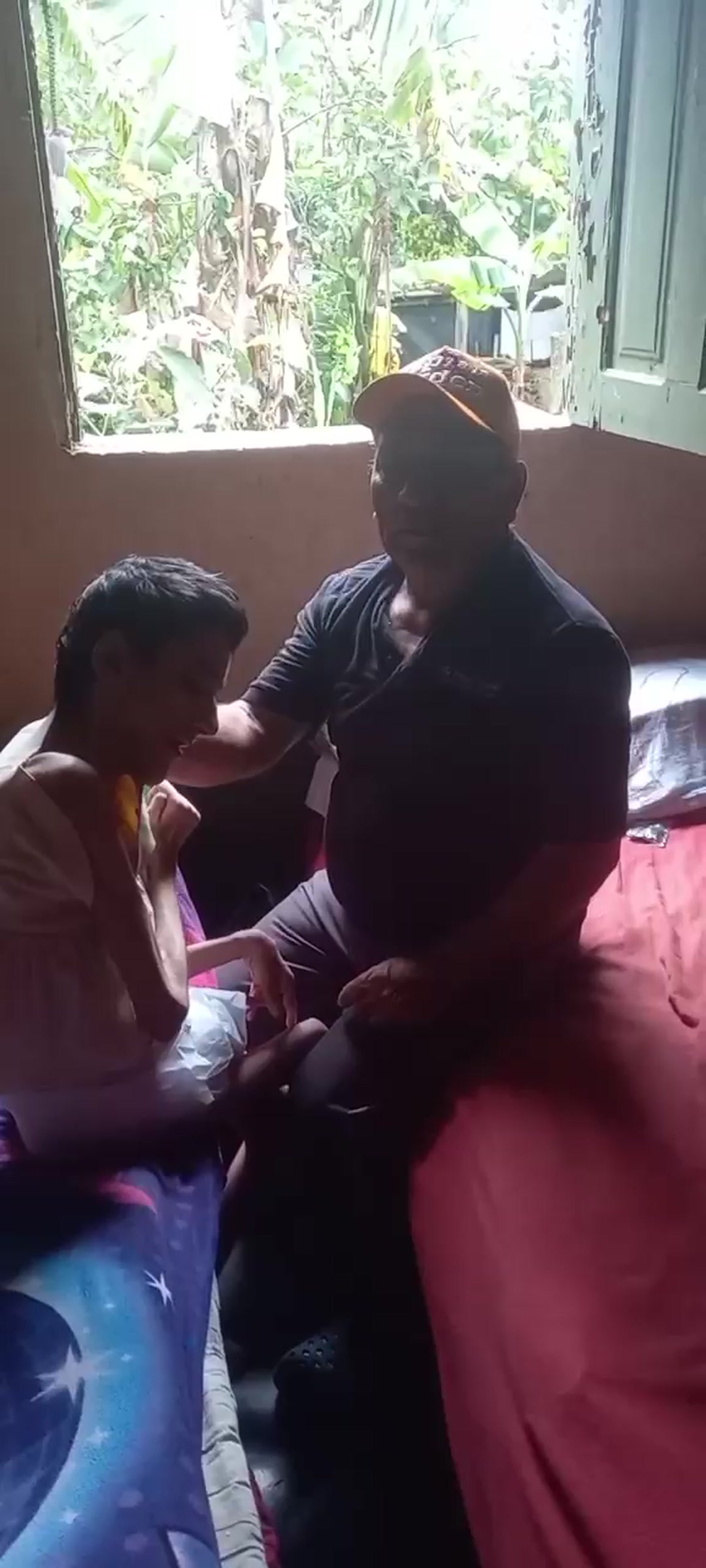 Atención a un enfermo en el departamento de Gracias a Dios