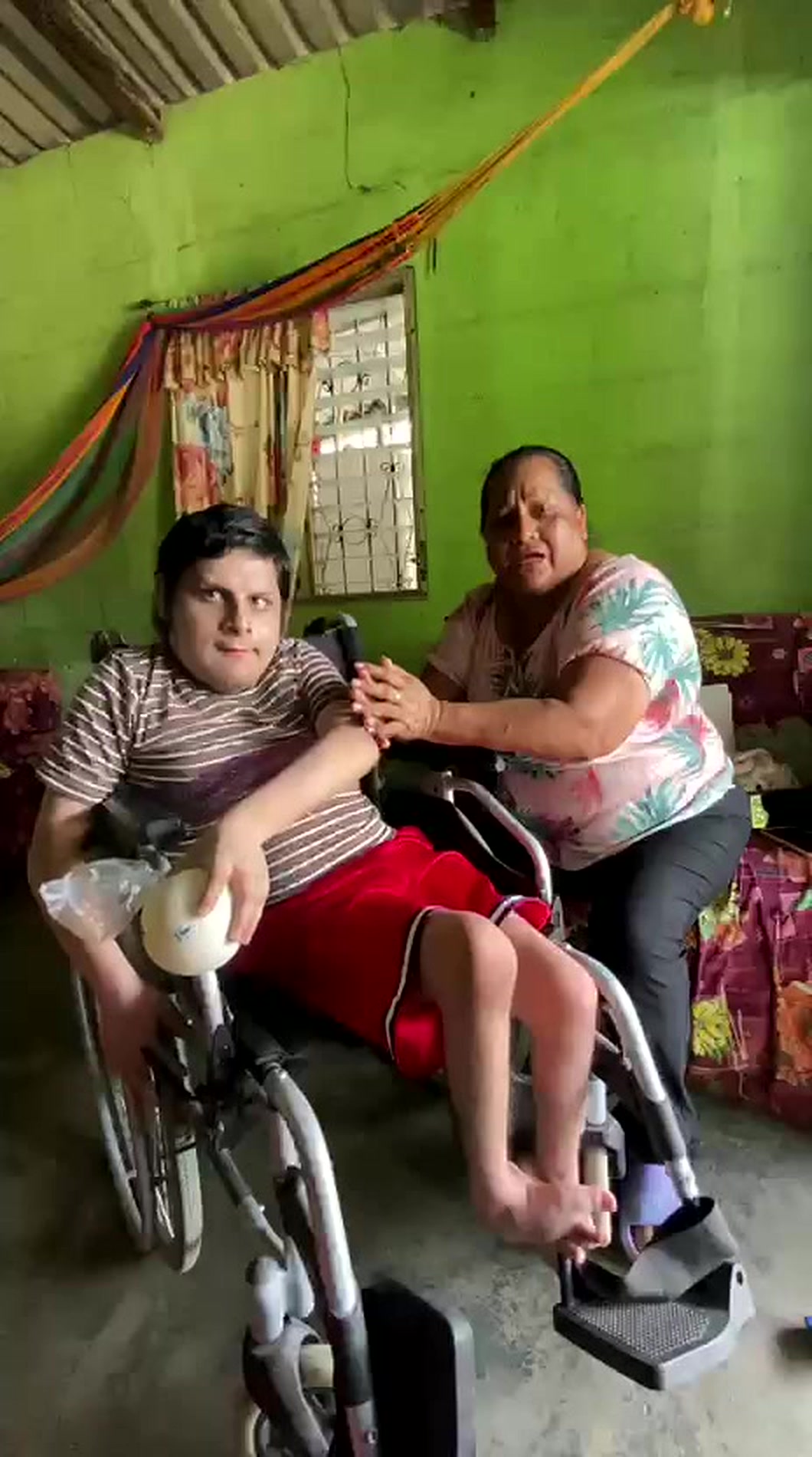 Rosalía Lemus junto a su hijo con discapacidad