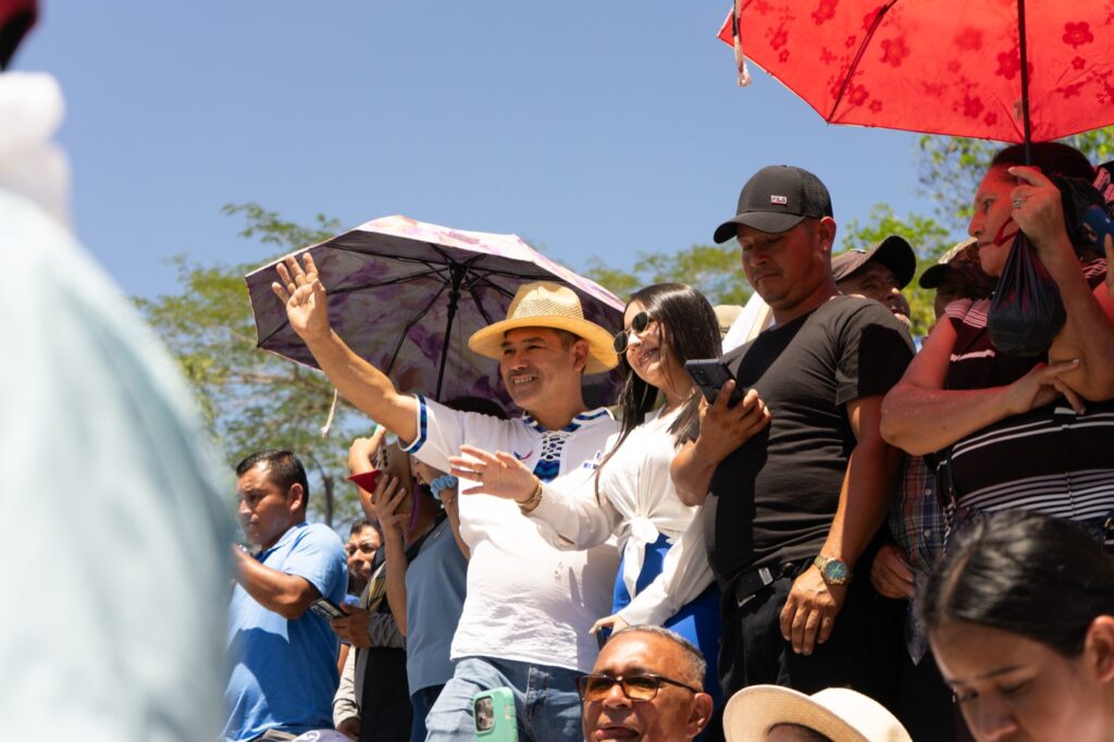 Un hombre con sombrero saluda desde la multitud que esperaba a Juan Orlando Hernandez en Gracias, Lempira.