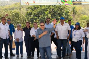 El expresidente Juan Orlando Hernández saluda a los asistentes durante el acto en Gracias, Lempira.