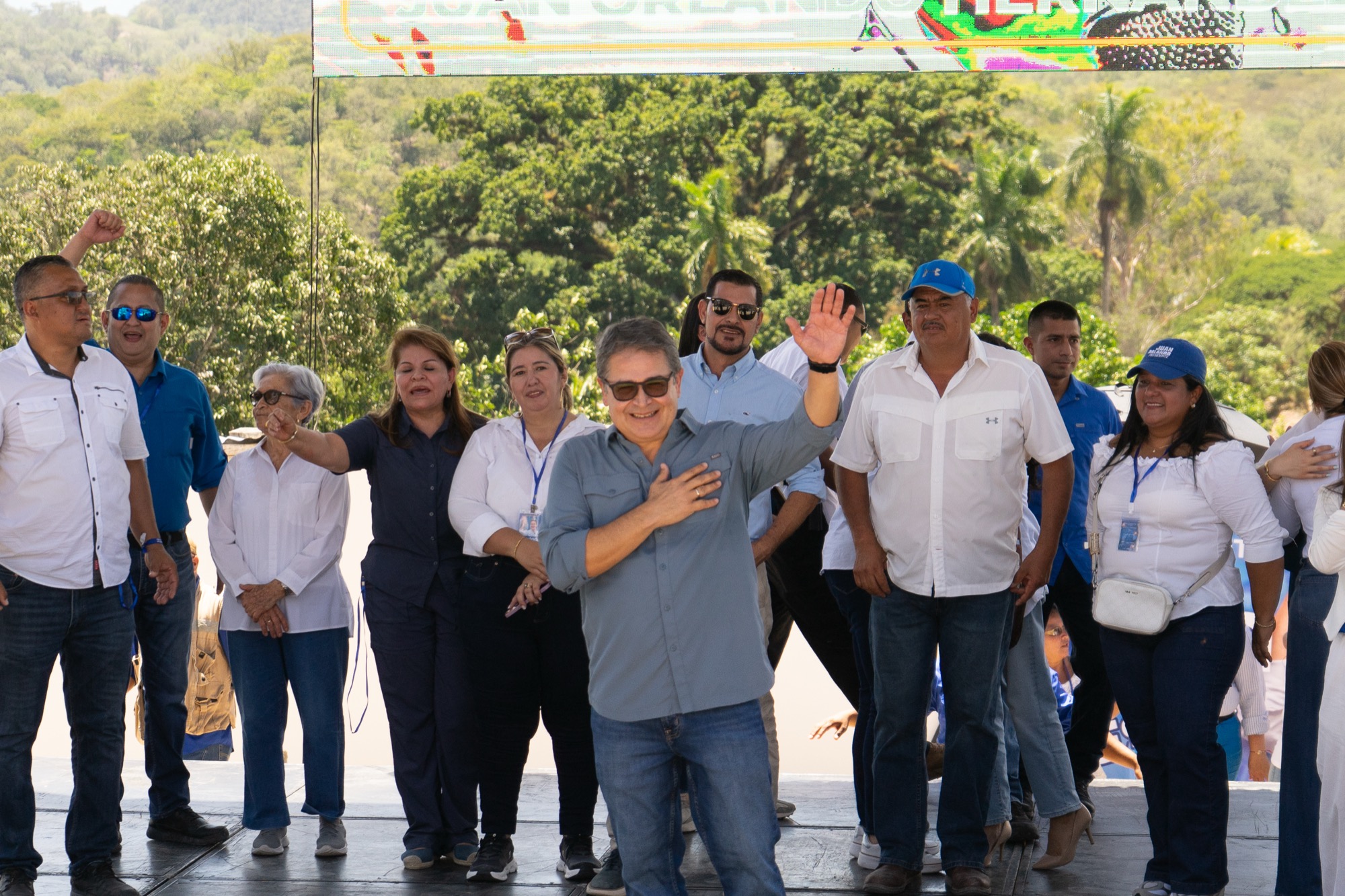El expresidente Juan Orlando Hernández saluda a los asistentes durante el acto en Gracias, Lempira.