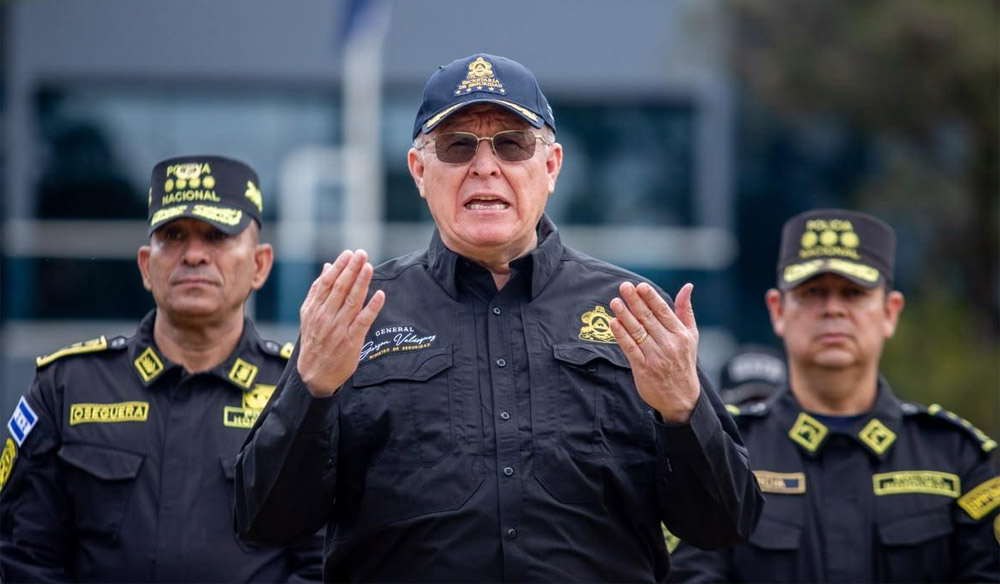Ministro de Seguridad informa decomiso de 56 fardos de cocaína tras interceptar cisterna en el norte