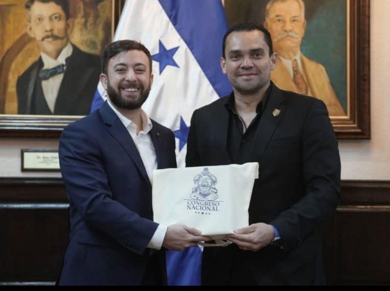 Politólogos argentinos se reúnen con diputados hondureños para dialogar sobre agenda política y cultural