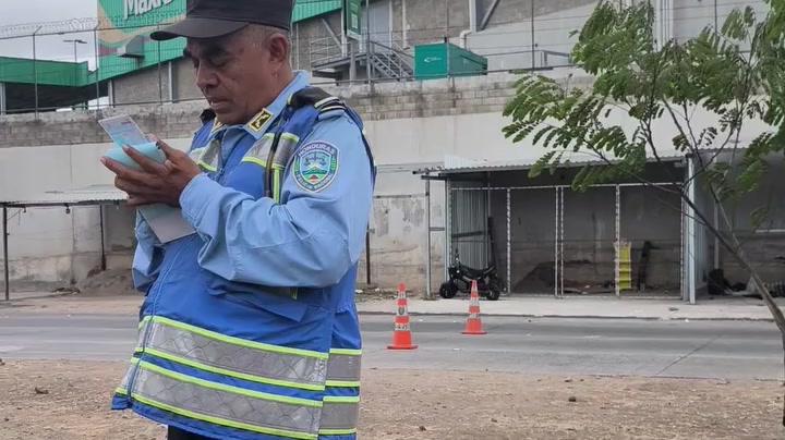 Agente de tránsito de la Policía Nacional durante la discusión con un conductor en Tegucigalpa.
