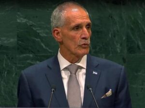 Análisis determina que imagen del presidente Asfura bebiendo de una jarra en la ONU fue creada con IA
