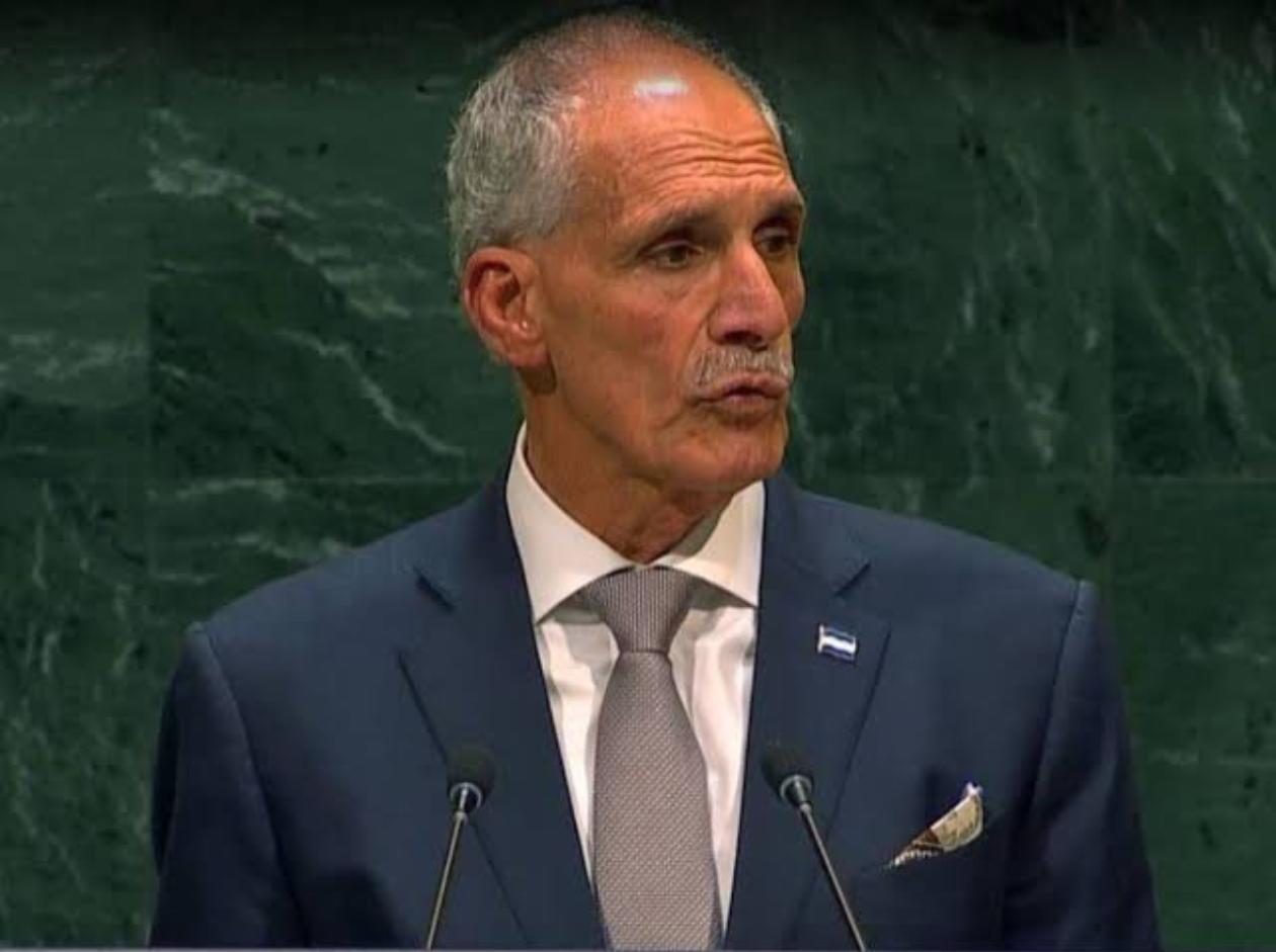 Análisis determina que imagen del presidente Asfura bebiendo de una jarra en la ONU fue creada con IA