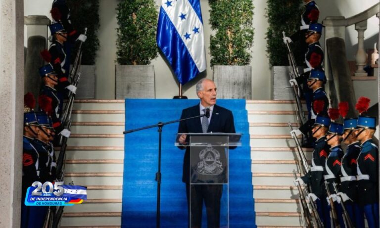 Asfura llama a la unidad y al trabajo en la conmemoración de la Independencia