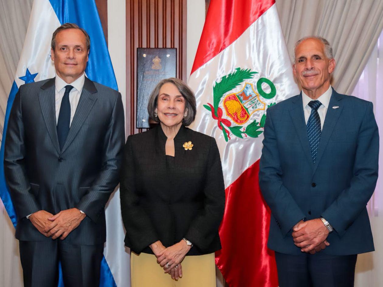 Asfura recibe cartas credenciales de embajadores de Perú y Corea del Sur