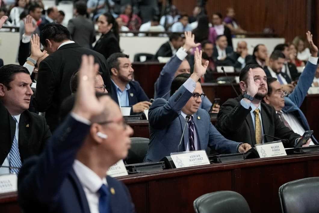 Congreso aprueba reforma para reducir costos del suministro de placas vehiculares