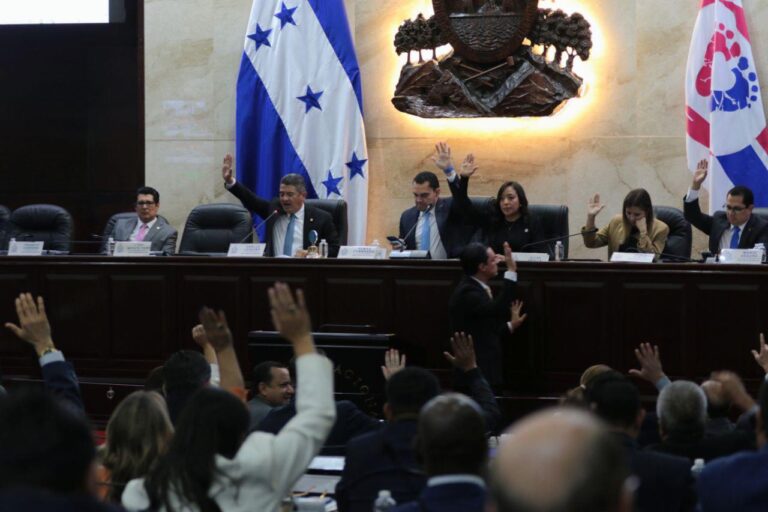 Congreso archiva solicitud de juicio político contra más de 80 diputados