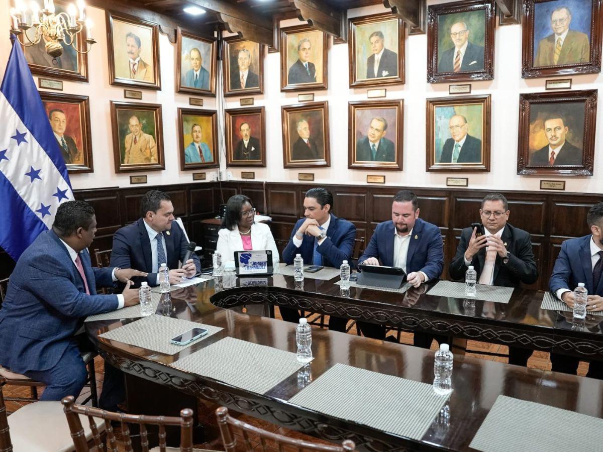 Congreso y transportistas instalan mesa técnica por alza de combustibles