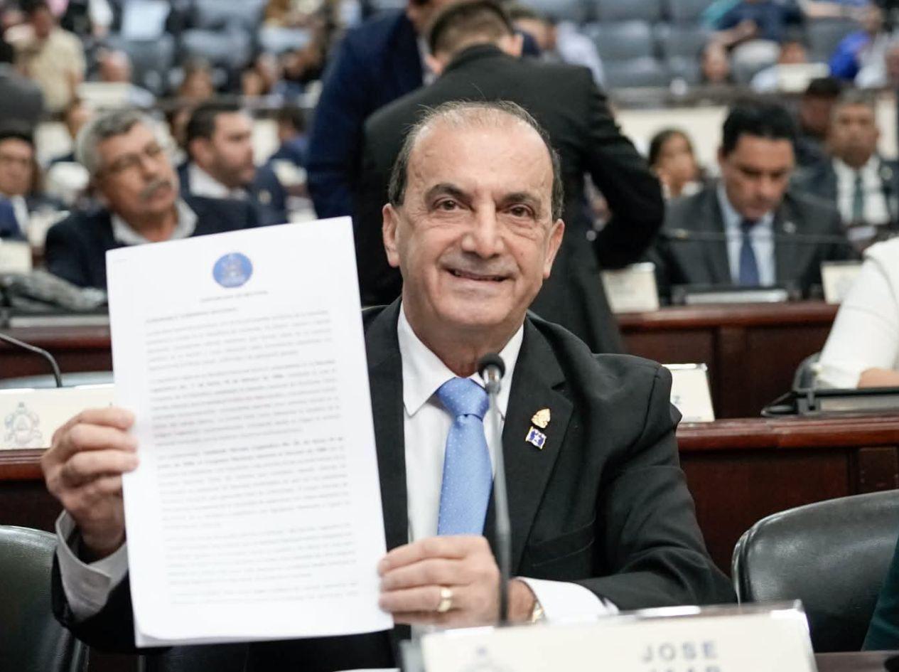 Diputado José Jaar propone modificar tono del azul en la Bandera Nacional