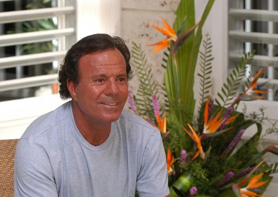 Dos exempleadas presentan nueva querella contra Julio Iglesias tras archivo fiscal
