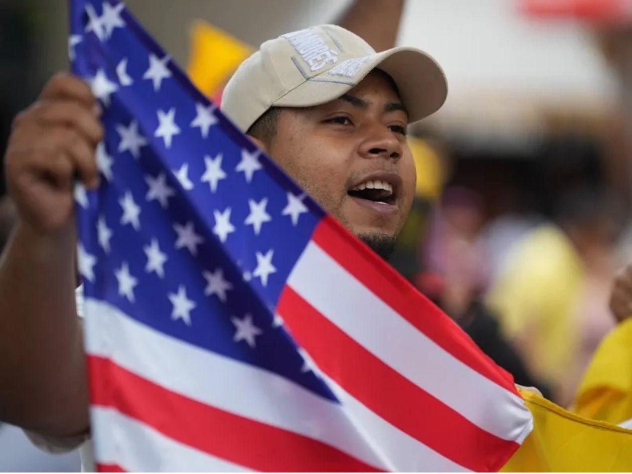 Inmigrantes piden anular norma que niega residencia por recibir ayudas del Estado en EE. UU.