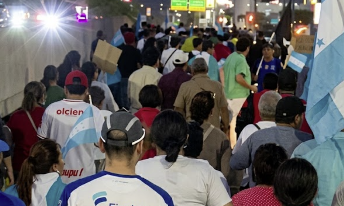 Manifestantes marchan en Tegucigalpa con la consigna ¡Fuera la racha!