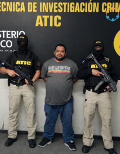 Melvin Orlando Cevallos Umanzor custodiado por dos agentes de la ATIC tras su captura en Tegucigalpa.