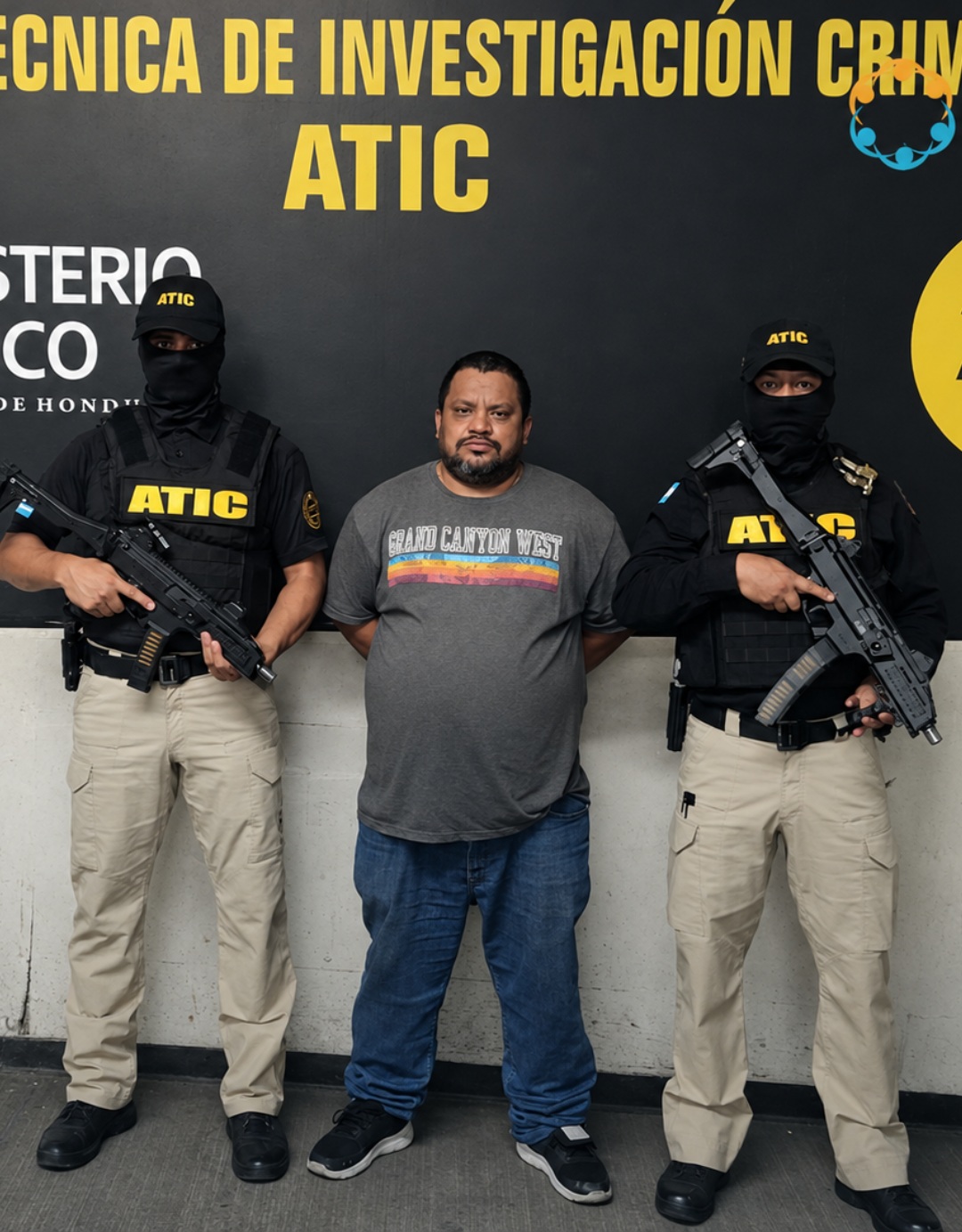 Melvin Orlando Cevallos Umanzor custodiado por dos agentes de la ATIC tras su captura en Tegucigalpa.