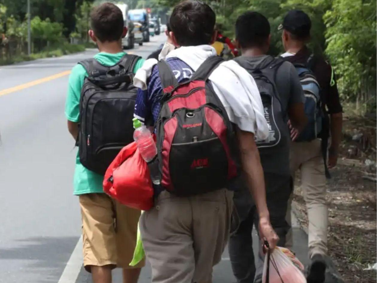 Migrantes hondureños reciben plazo de 24 horas para cruzar Guatemala