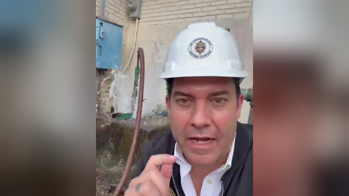El alcalde Juan Diego Zelaya en el pozo Satélite número 5, en Tegucigalpa.