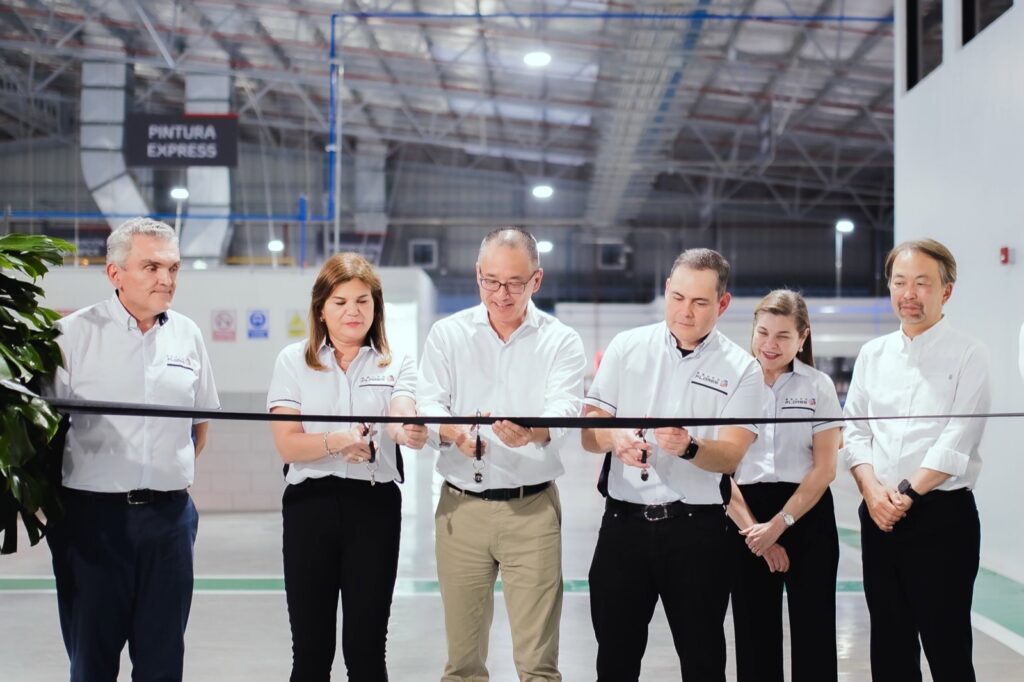 Directivos cortan la cinta en la inauguración del Centro Especializado de Pintura Automotriz de Toyota Honduras en San Pedro Sula.