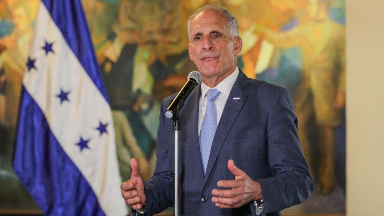 Asfura separa a tres funcionarios de su gabinete