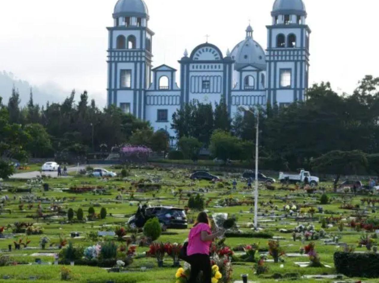 Gobierno concede medio día de asueto a empleados públicos por Día de Muertos