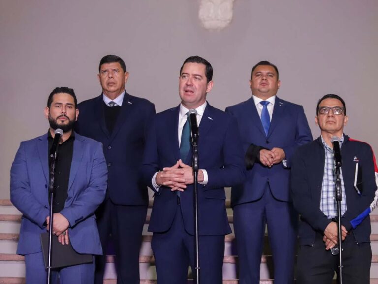 Gobierno revisa expedientes de 106 médicos contratados por interinato para verificar pagos pendientes