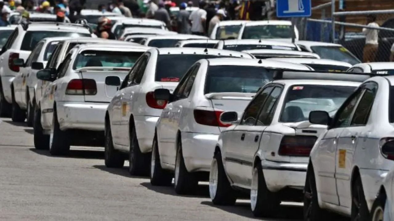 Gobierno y taxistas acuerdan evitar paro y trabajarán en compensaciones y reconversión a LPG