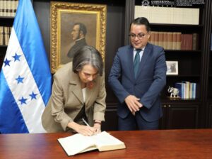 Juramentan a Marlon Brevé como nuevo embajador de Honduras en Japón