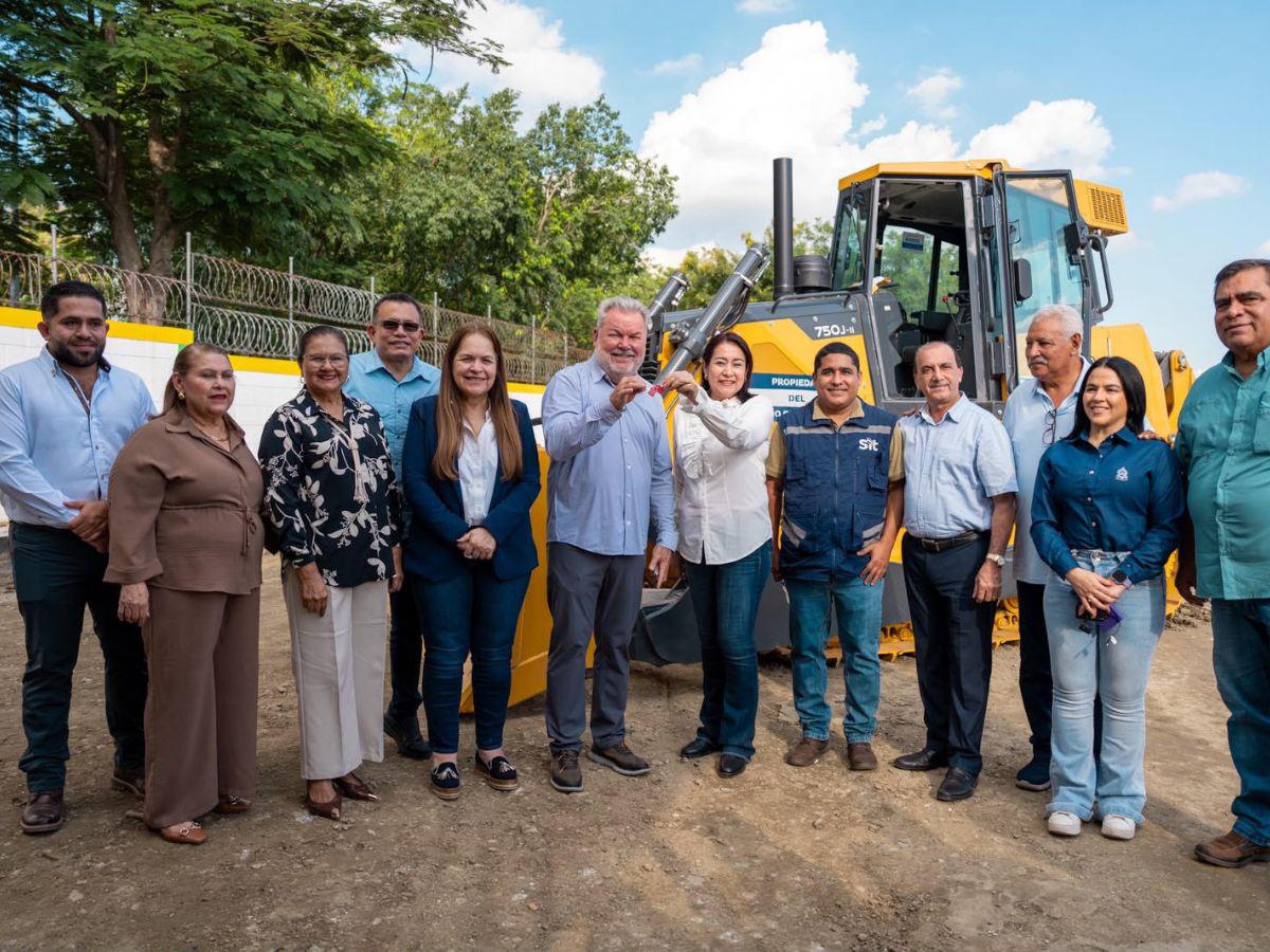 San Pedro Sula recibe tractor oruga para apoyar atención en comunidades